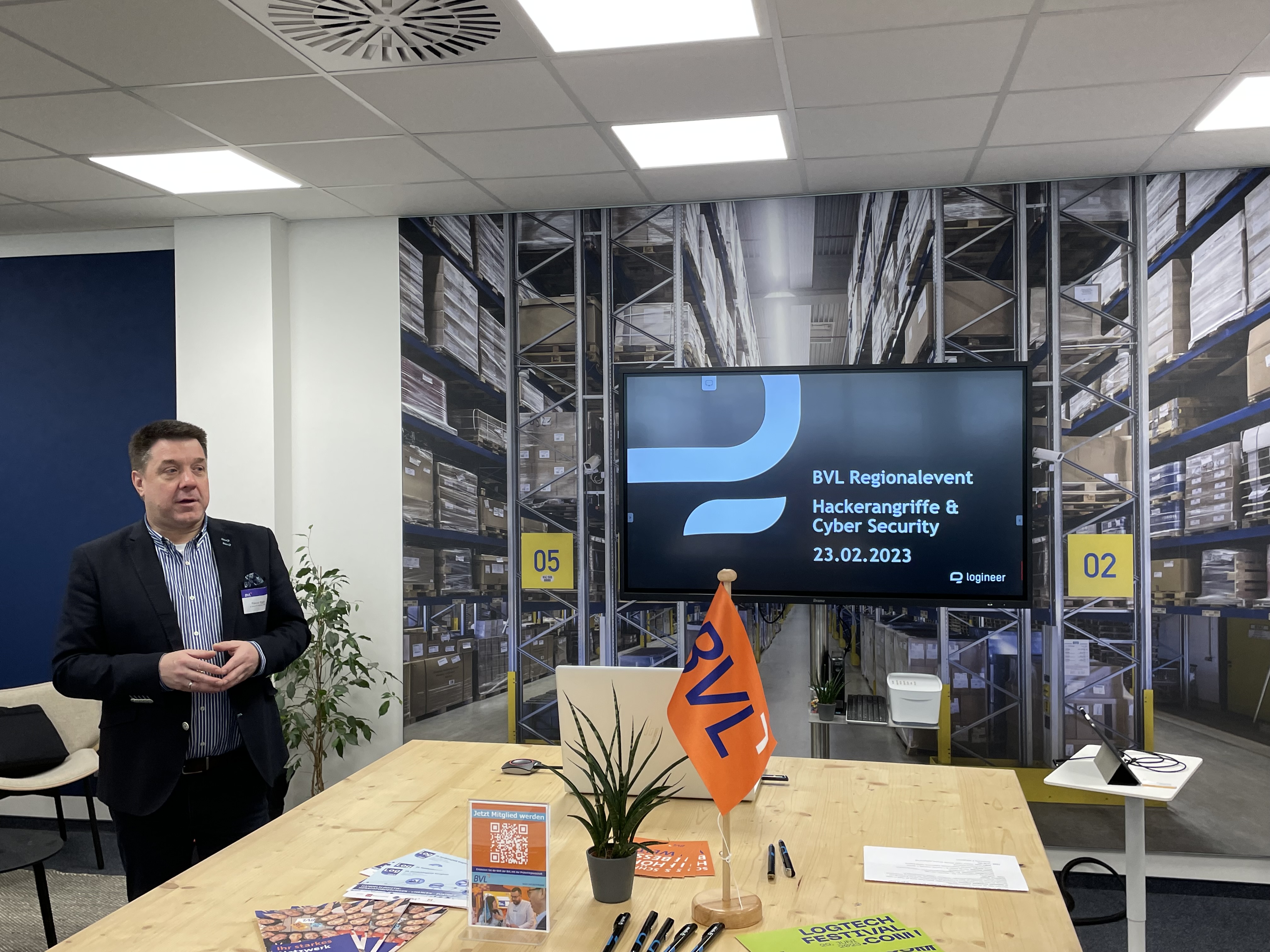 Pascal Eggert, Managing Director von logineer, betonte, dass die Digitalisierung von Logistik-Unternehmen immer durch Cyber-Security-Ma&szlig;nahmen abgesichert werden sollte. Bild: &copy; q.beyond logineer GmbH