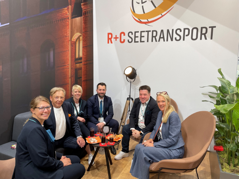 Statteten ihrem Kunden R+C Seetransport einen Besuch an seinem Messestand ab: Bianca Heitmann, Birgit Busch, Farzan Said und Pascal Eggert von logineer - auf dem Bild mit den R+C Gesch&auml;ftsf&uuml;hrenden J&ouml;rg-A. Cordes (2.v.l.) und Britta Botta (r.). Bild: &copy; R+C