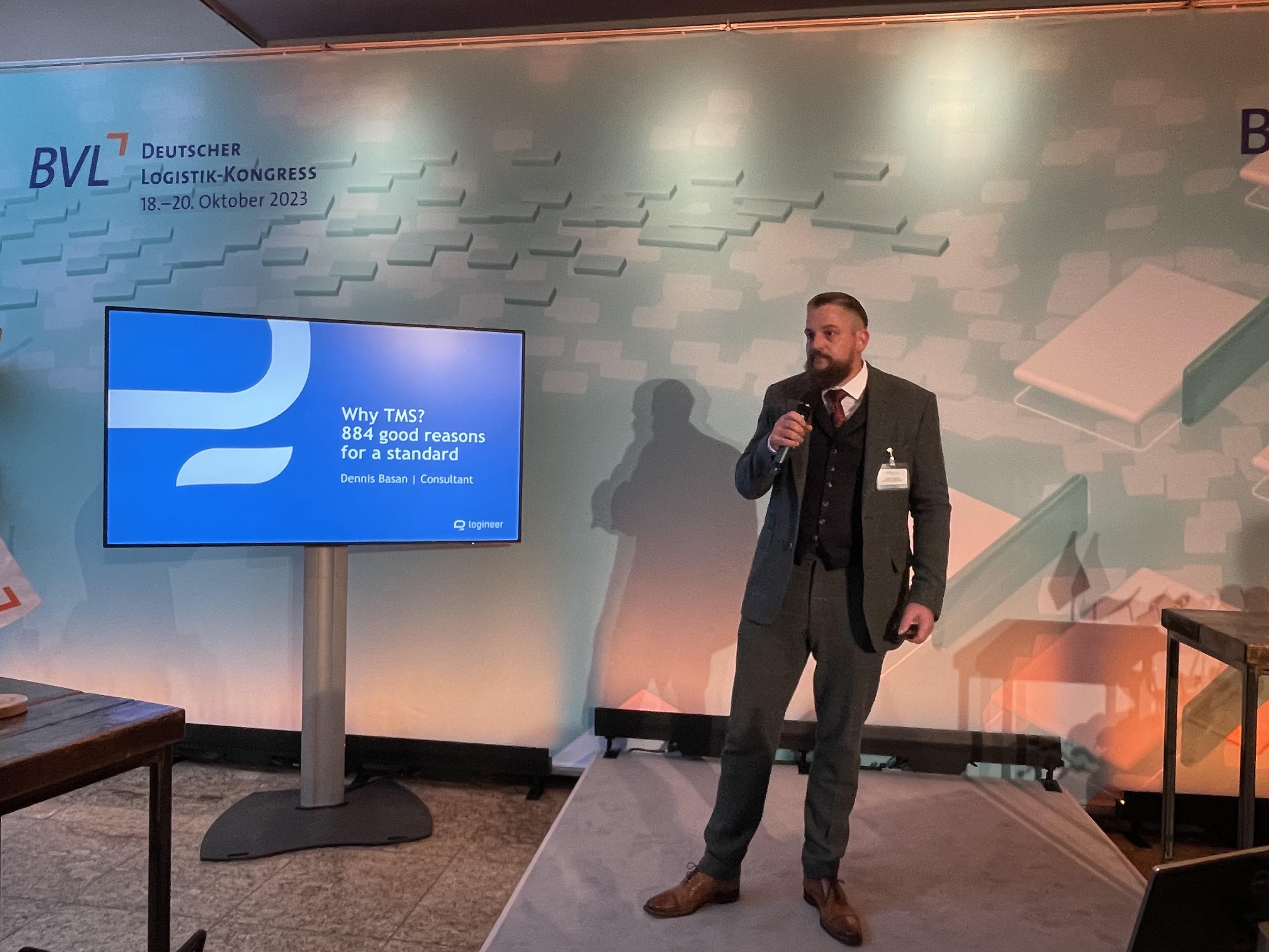 Fokus TMS: logineer Consultant Dennis Basan referierte beim DLK &uuml;ber Transport Management Systeme. Bild: &copy; q.beyond logineer GmbH.