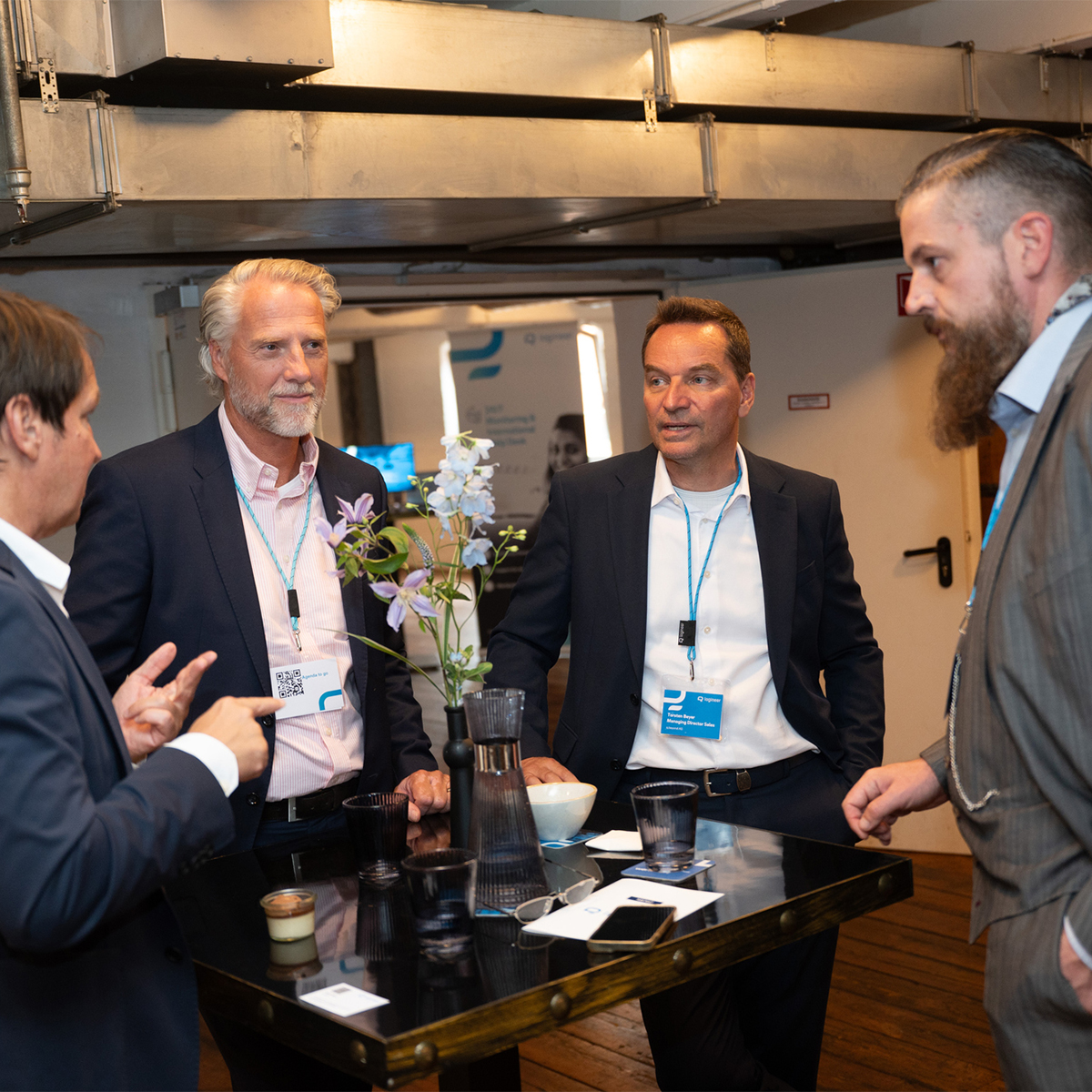 Austausch mit Torsten Beyer aus der Gesch&auml;ftsleitung unseres Mutterhauses q.beyond (2.v.r.) und Dennis Basan, Head of Business & Product Development von logineer (r.). Bild: &copy; joerg boeh photography.