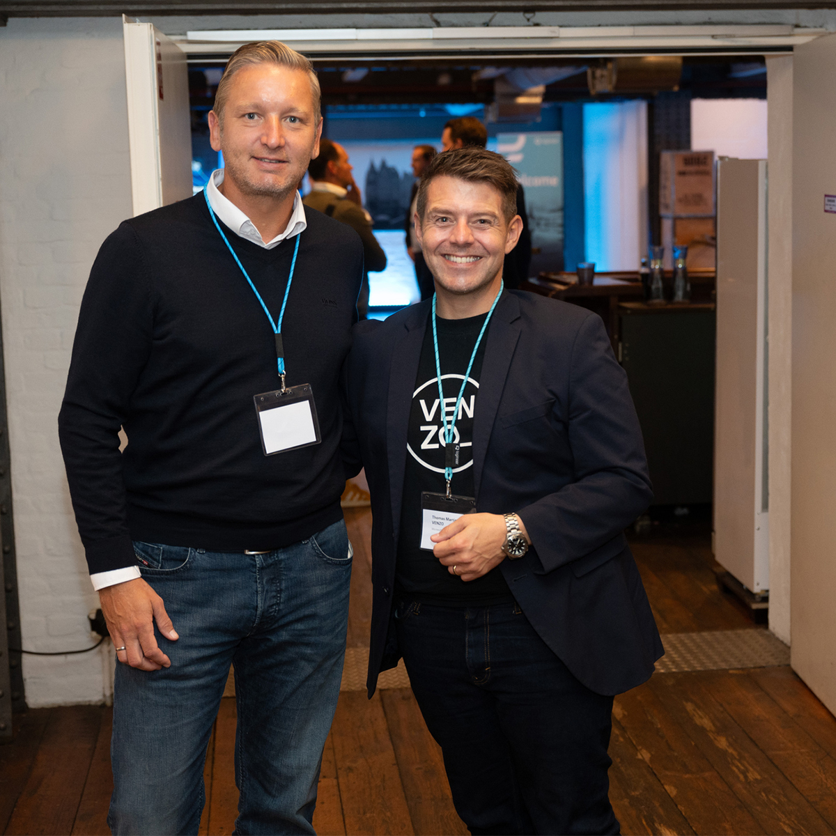 Freundschaftlicher Kontakt unter Partnern: Christian Link, Bereichsleiter Microsoft von q.beyond (li.) mit unserem Gast-Speaker Thomas Martinsen, Microsoft Regional Director & AI MVP. Bild: &copy; joerg boeh photography.
