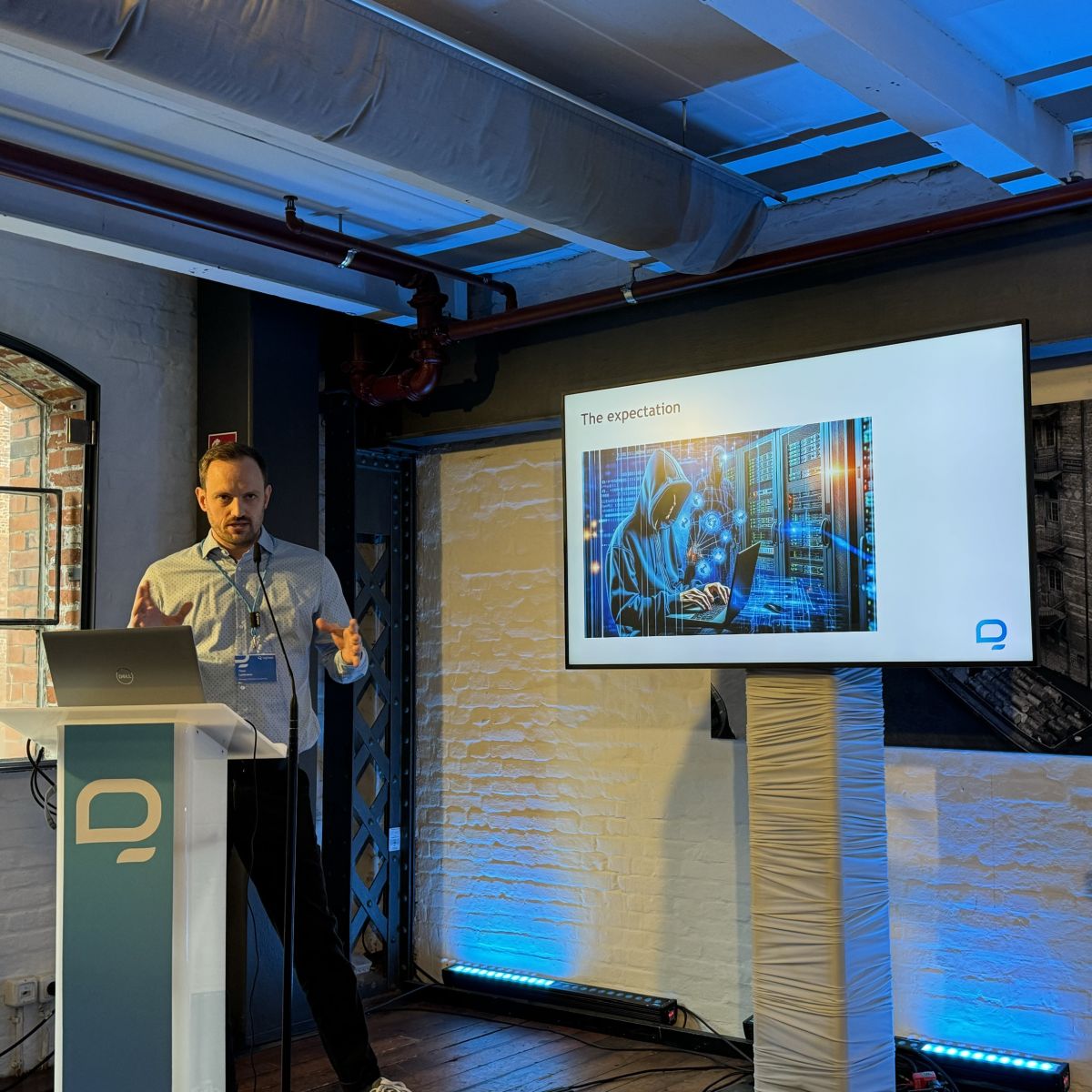 Timo Luttmann, Department Manager Infrastructure von logineer, thematisierte den menschenlichen Faktor in der Cyber Security. Bild: &copy; q.beyond logineer GmbH.
