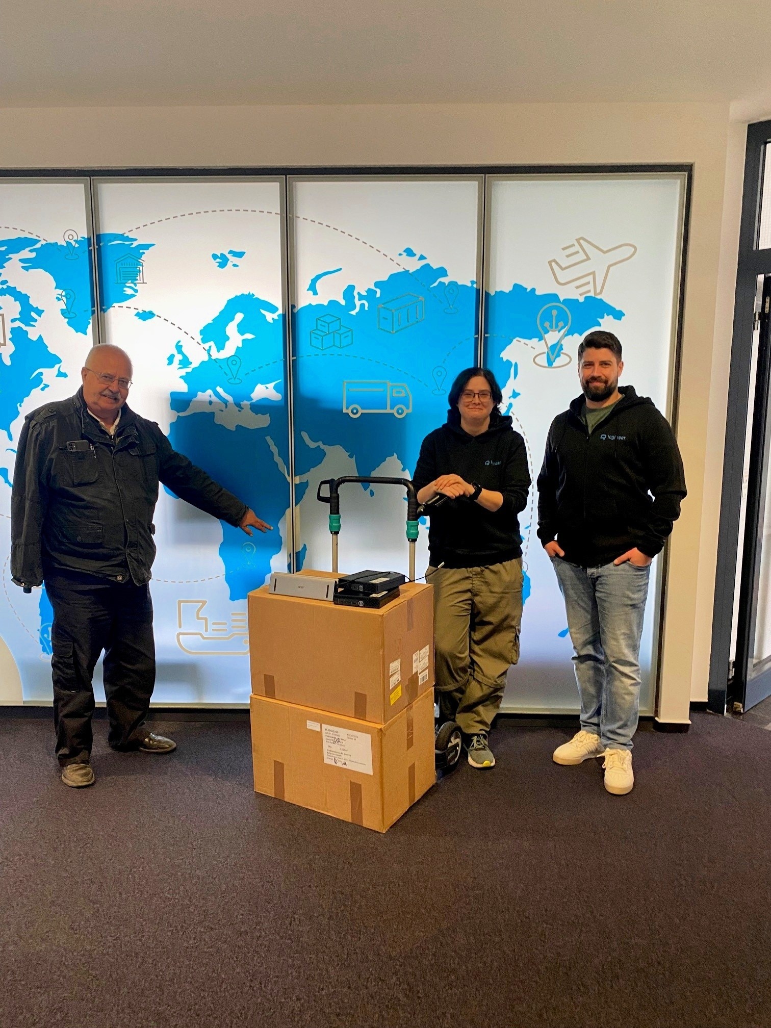 Die gespendete Hardware ist reisefertig, die Organisatoren freut es (v.l.) Reinhard Paulsen von Firefighter Worldwide sowie Franziska Mohr und Dennis Palma Albuquerque von logineer. Bild: &copy; q.beyond logineer GmbH